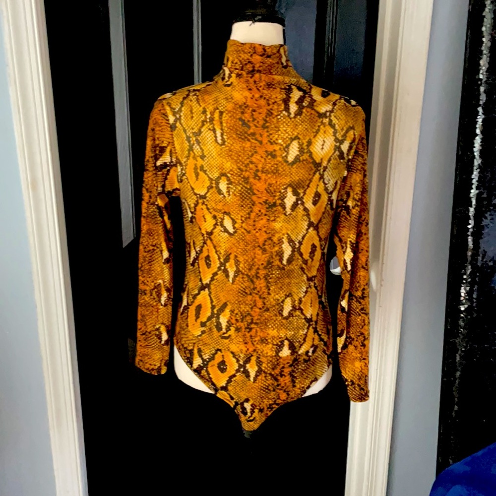 Snakeskin print bodysuit 🤎 - Picture 2 of 3